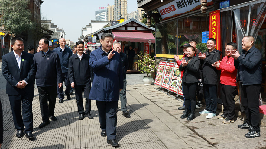 從總書記走進(jìn)的這條街，感受沅江畔城市文脈